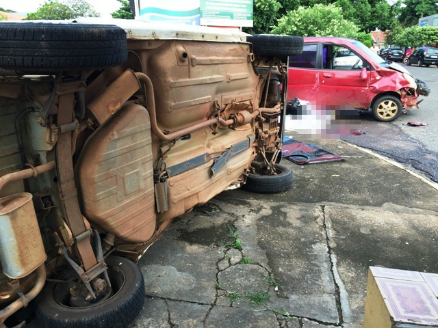 Mulher morre prensada em acidente; Fiat Uno tombou no acidente