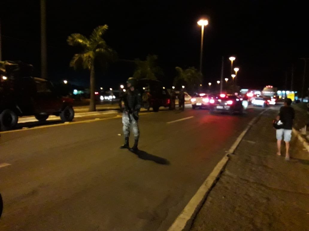 Caminhões tanque são escoltados pelas forças policiais em Três Lagoas e seguem para Campo Grande Caminhões tanque são escoltados pelas forças policiais em Três Lagoas e seguem para Campo Grande