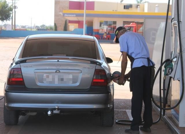 Após greve dos caminhoneiros, refinarias anunciam reajuste no preço da gasolina 