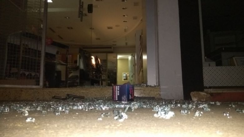 Perfumaria é invadida e ladrões levam cerca de R$ 5 mil em mercadorias