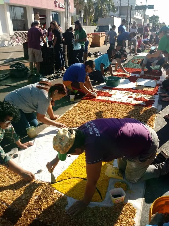 Tapetes de Corpus Christi são confeccionados em Três Lagoas Tapetes de Corpus Christi são confeccionados em Três Lagoas
