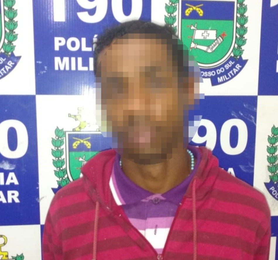 Suspeito é abordado com 30 películas de celular e diz a PM que encontrou em lixo