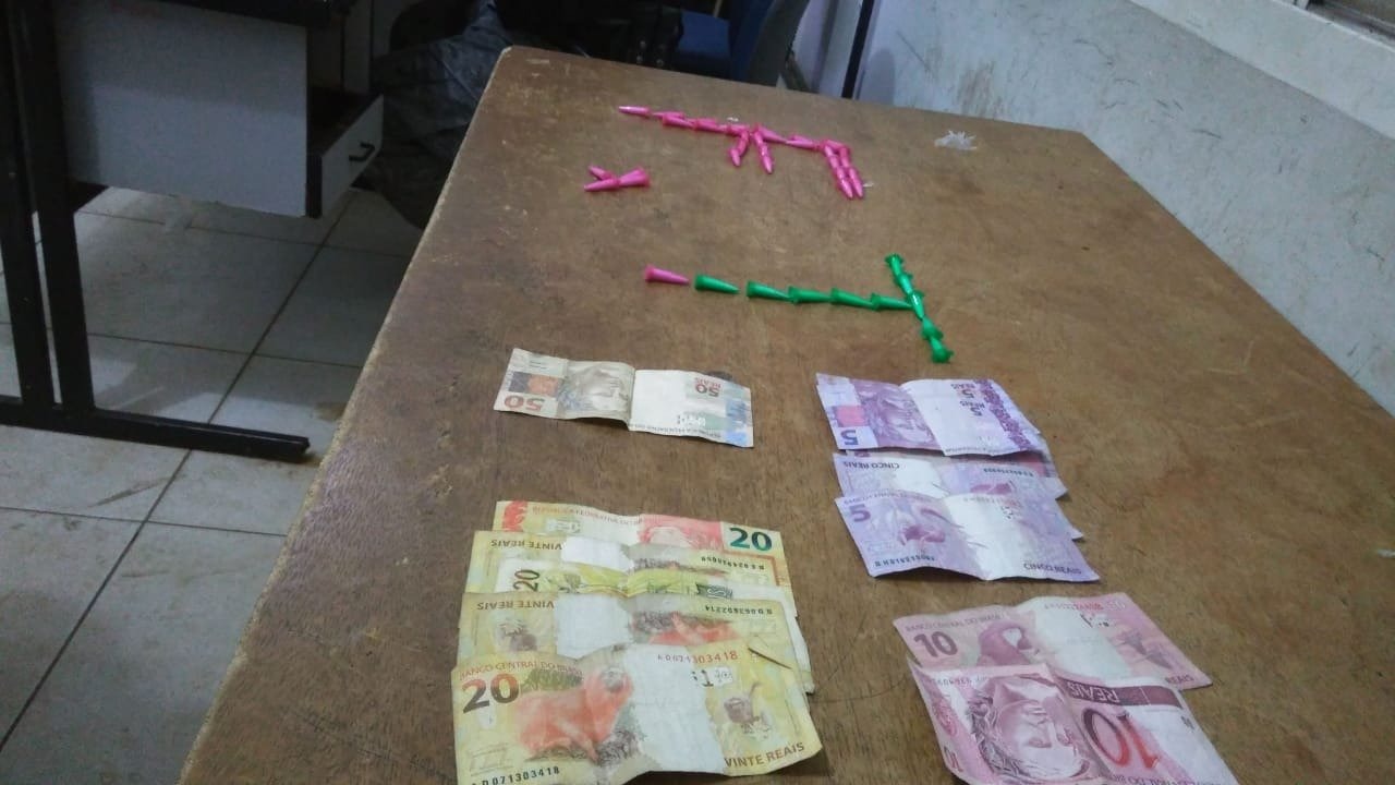 ALI e Força Tática prendem homem vendendo cocaína e apreendem 42 pinos do entorpecente ALI e Força Tática prendem homem vendendo cocaína e apreendem 42 pinos do entorpecente