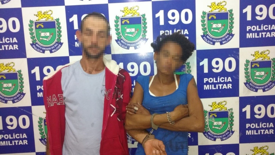 Dupla é presa por comercializar drogas e polícia encontra R$ 450,00 com suspeito Dupla é presa por comercializar drogas e polícia encontra R$ 450,00 com suspeito