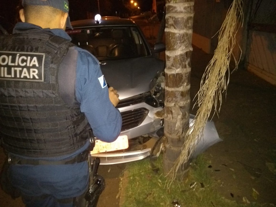 Taxista colide em árvore durante tentativa de assalto em Três Lagoas