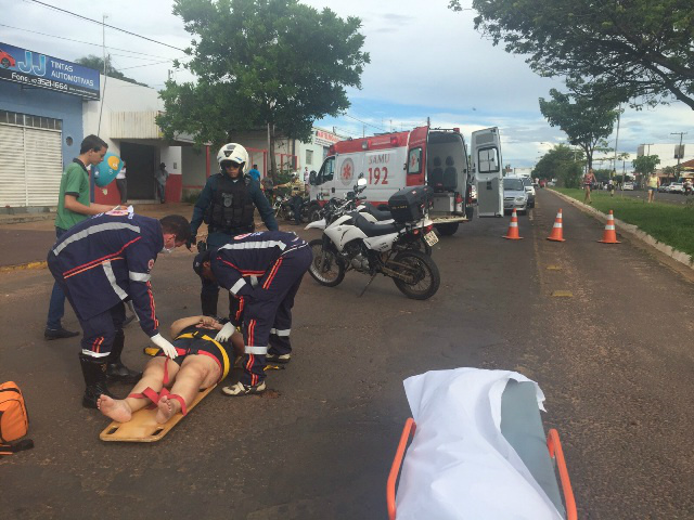 Garupa cai após moto colidir na lateral de veículo e motociclista foge 
