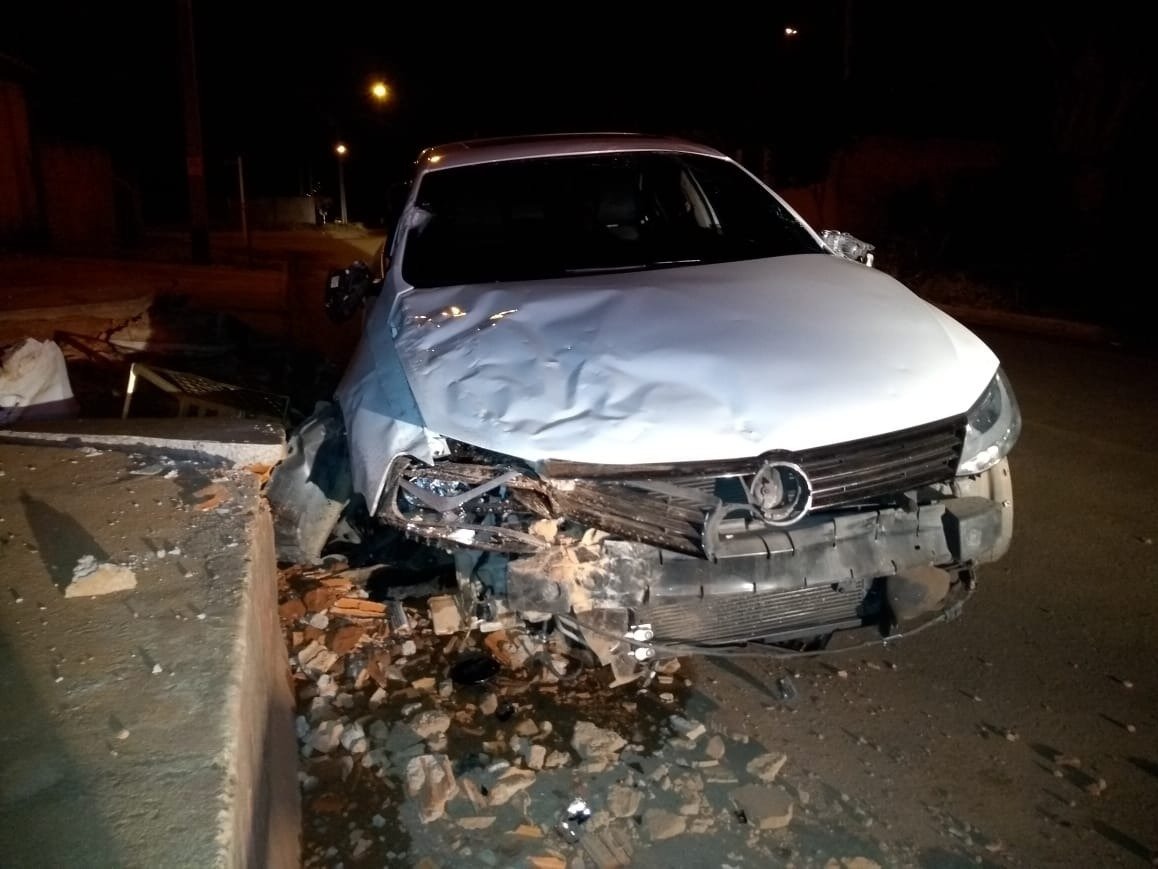 Motorista de Jetta bate e destrói carro durante a madrugada Motorista de Jetta bate e destrói carro durante a madrugada