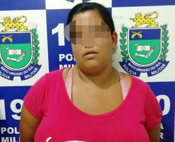 Mulher que escondia drogas dentro da bermuda é presa com menores 
