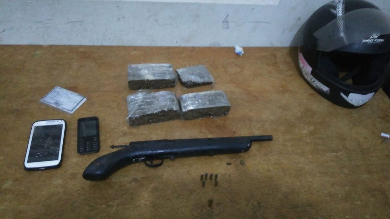 Força Tática prende envolvidos em tráfico de drogas e apreende arma de fogo artesanal