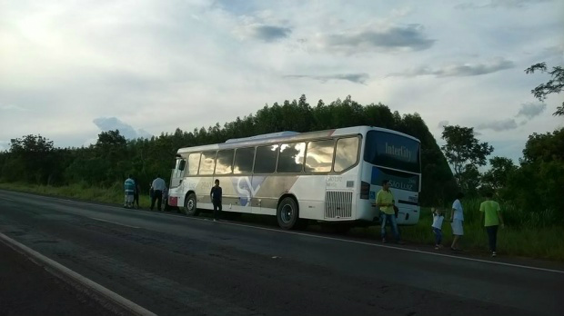 Empresa “pula de galho em galho” e fica sem combustível no meio do caminho com ônibus cheio de passageiros Empresa “pula de galho em galho” e fica sem combustível no meio do caminho com ônibus cheio de passageiros