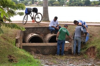 Parede de contenção de água da Lagoa maior é reconstruída após reparos na fonte luminosa
