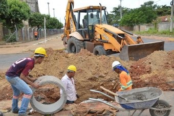 Após pedido do prefeito de Três Lagoas, rede de esgoto começa a ser construída em rua do Santa Terezinha