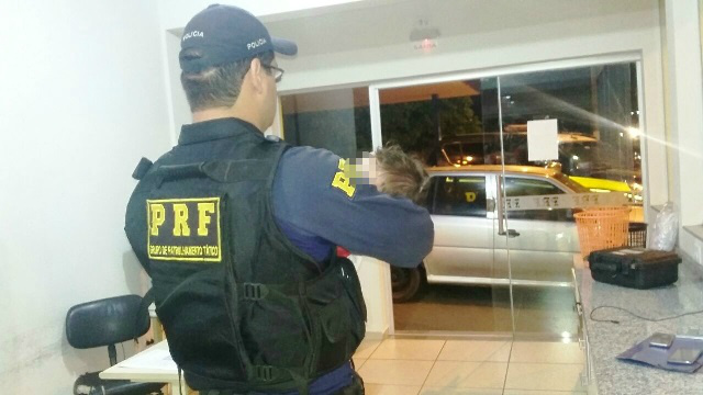 Eletricista usa filha de 7 meses para despistar a polícia e passar com 35 kg de maconha Eletricista usa filha de 7 meses para despistar a polícia e passar com 35 kg de maconha