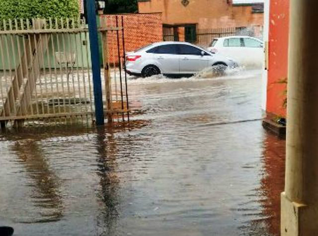 Chuva inunda rua no centro da cidade e prejudica comércio Chuva inunda rua no centro da cidade e prejudica comércio