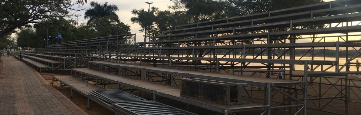 Estruturas de arquibancada e palco para o aniversário da cidade devem ficar prontas após o final de semana