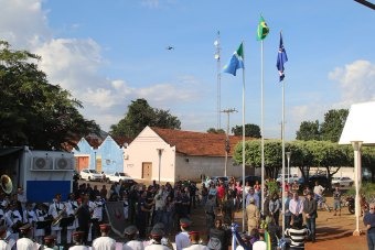 Três-lagoenses e autoridades prestigiam hasteamento das bandeiras nacional, do estado e município nos 103 anos de Três Lagoas