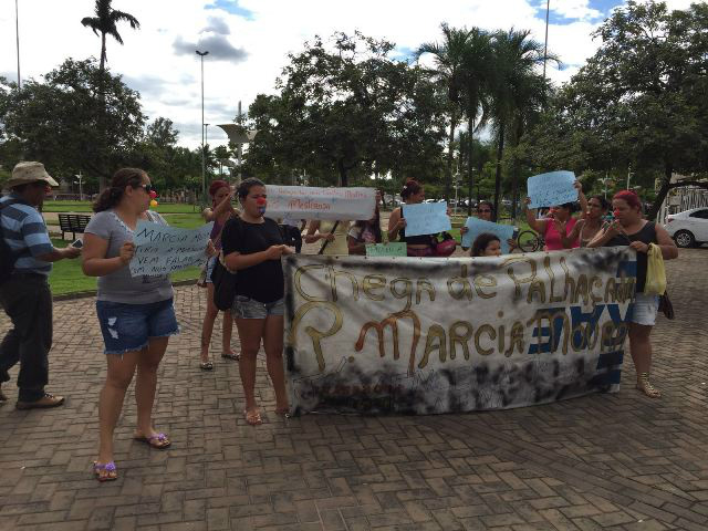 Contemplados do Residencial Orestinho fazem manifestação na área central e prometem ir até a casa da prefeita Contemplados do Residencial Orestinho fazem manifestação na área central e prometem ir até a casa da prefeita