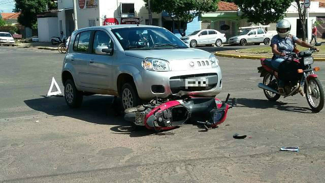 Moto fica embaixo de carro após colisão no Vila Nova 
