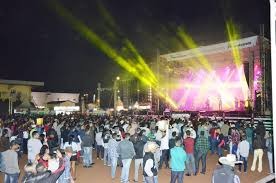 Dizendo ser policial federal, suposto agente briga no Parque de Exposições e ameaça "fechar" festa Dizendo ser policial federal, suposto agente briga no Parque de Exposições e ameaça