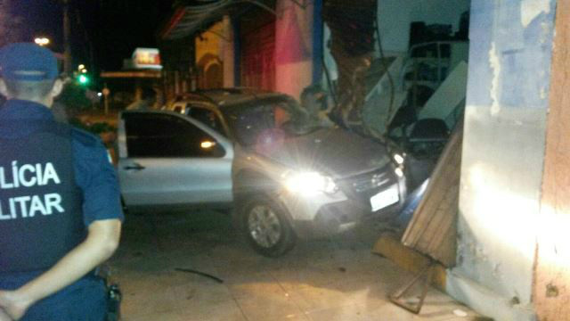 Na madrugada, veículo destrói fachada de comércio no Lapa