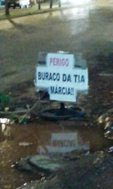 Buraco na Clodoaldo Garcia é sinalizado por moradores Buraco na Clodoaldo Garcia é sinalizado por moradores