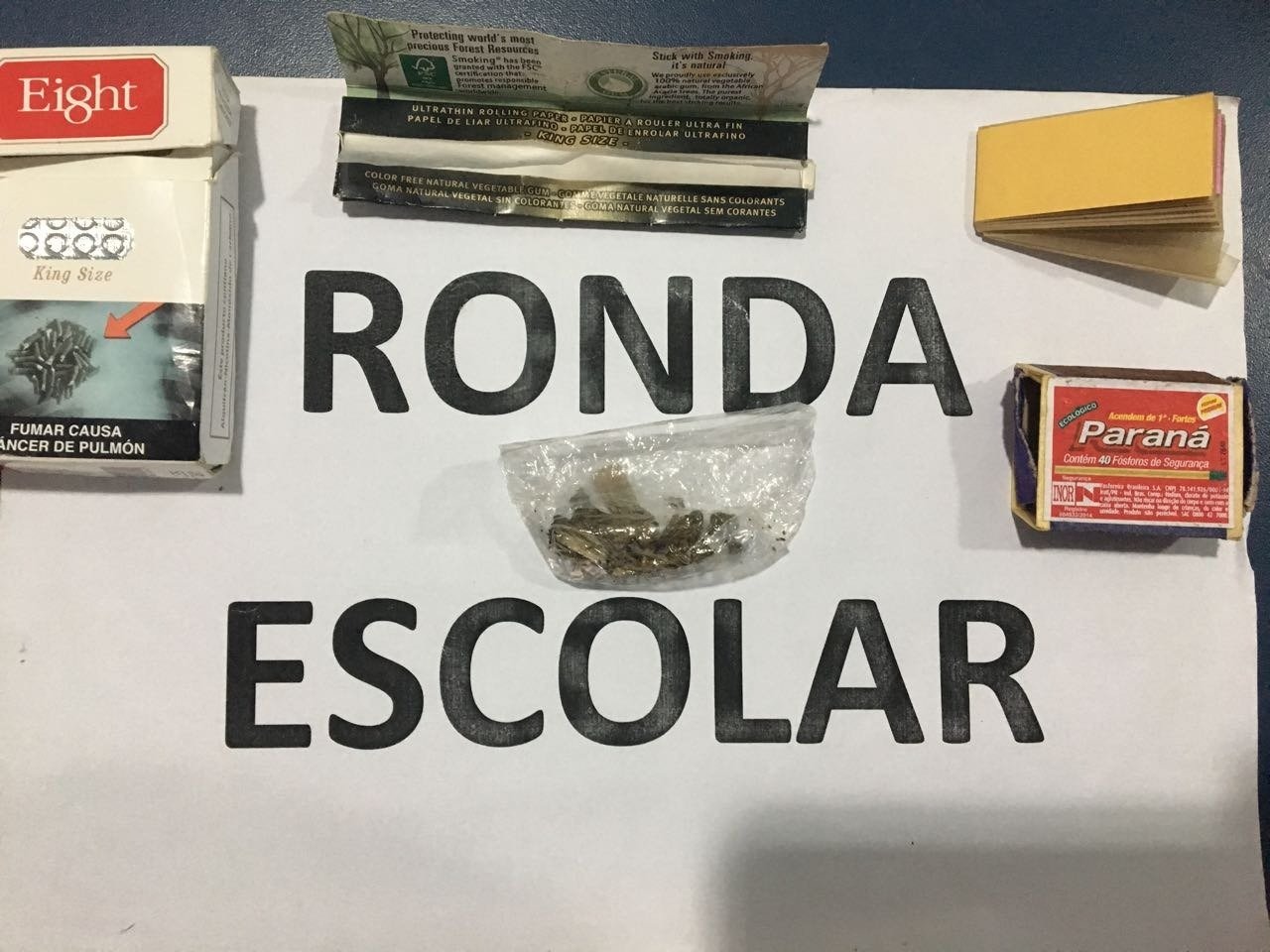 Ronda Escolar prende jovem e apreende adolescente com drogas