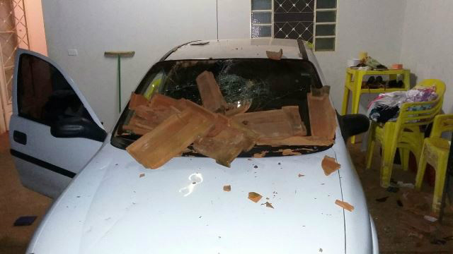 Enfurecida por ciúmes, mulher destrói carro do marido durante festa 