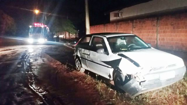 Motorista que bateu em muro de residência abandonou o veículo no Paranapungá