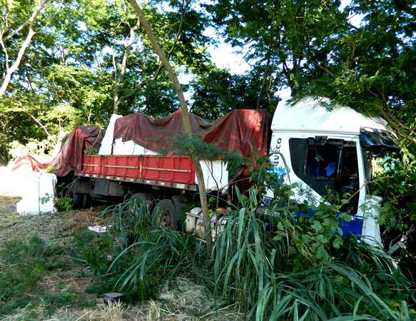 Carreteiro que saiu de Três Lagoas sofre acidente na rodovia SP-294