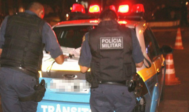 Após dar “cavalo de pau”, jovem em Ford Escort foge da polícia e tem carro apreendido Após dar “cavalo de pau”, jovem em Ford Escort foge da polícia e tem carro apreendido