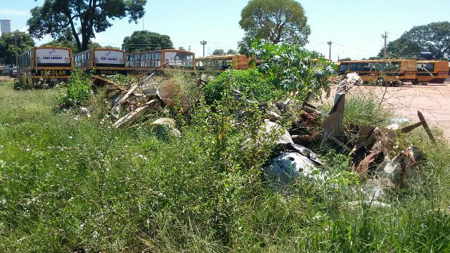 Lixo toma conta de órgão público municipal de Três Lagoas Lixo toma conta de órgão público municipal de Três Lagoas
