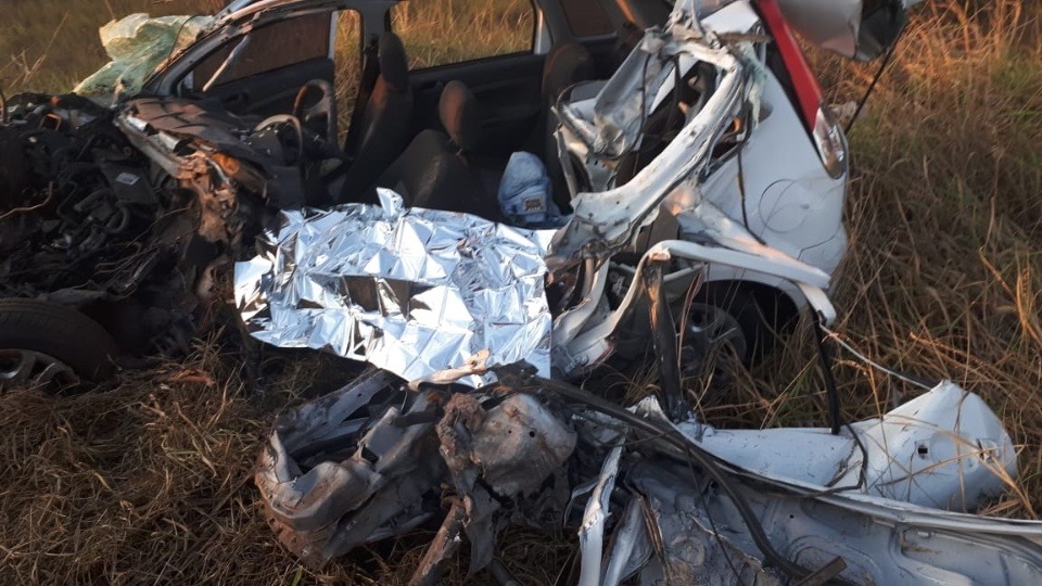 Acidente entre carro e carreta deixa uma pessoa morta na BR-158