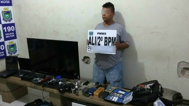 Casal é preso pela Polícia Militar com produtos furtados Casal é preso pela Polícia Militar com produtos furtados