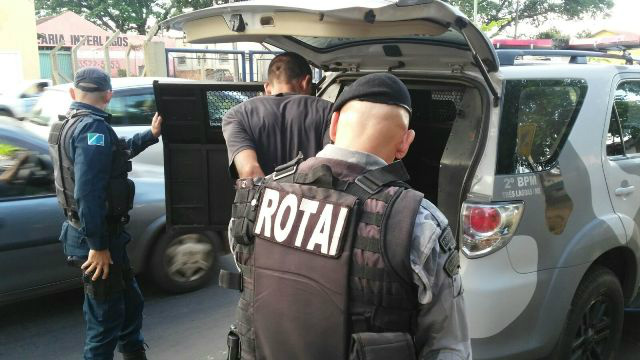Homem se assusta com a aproximação da ROTAI e acaba sendo detido por porte de drogas