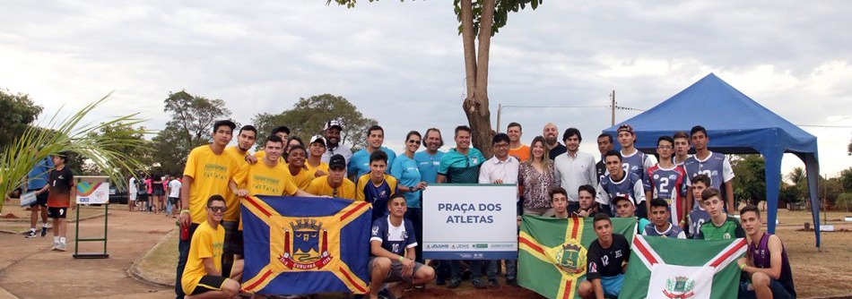 Atletas dos JEMS/JOJUMS plantam mudas de árvores na praça da Vila Piloto