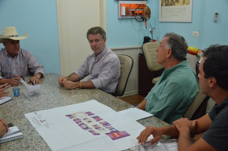 Prefeito de Três Lagoas se reúne com empresário para tratar sobre a retomada das obras do Shopping Prefeito de Três Lagoas se reúne com empresário para tratar sobre a retomada das obras do Shopping