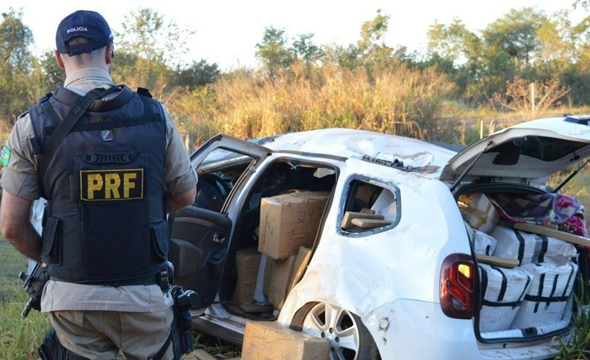 Após perseguição, Renault Duster capota e PRF descobre 1 tonelada de maconha 