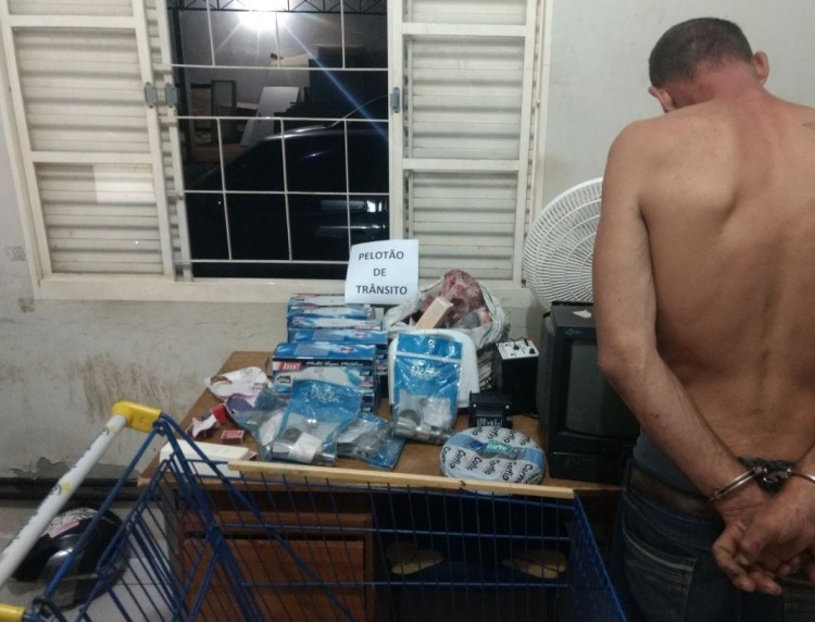 Homem que encontrou carrinho de compras perto de estação é detido e levado para a delegacia Homem que encontrou carrinho de compras perto de estação é detido e levado para a delegacia