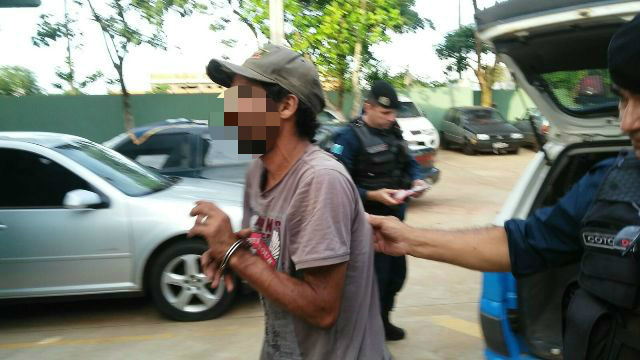 Homem que tentava furtar cadeados de supermercado é preso pela PM Homem que tentava furtar cadeados de supermercado é preso pela PM