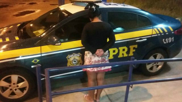 PRF de Três Lagoas prende mulher que transportava 2kg de haxixe em ônibus 