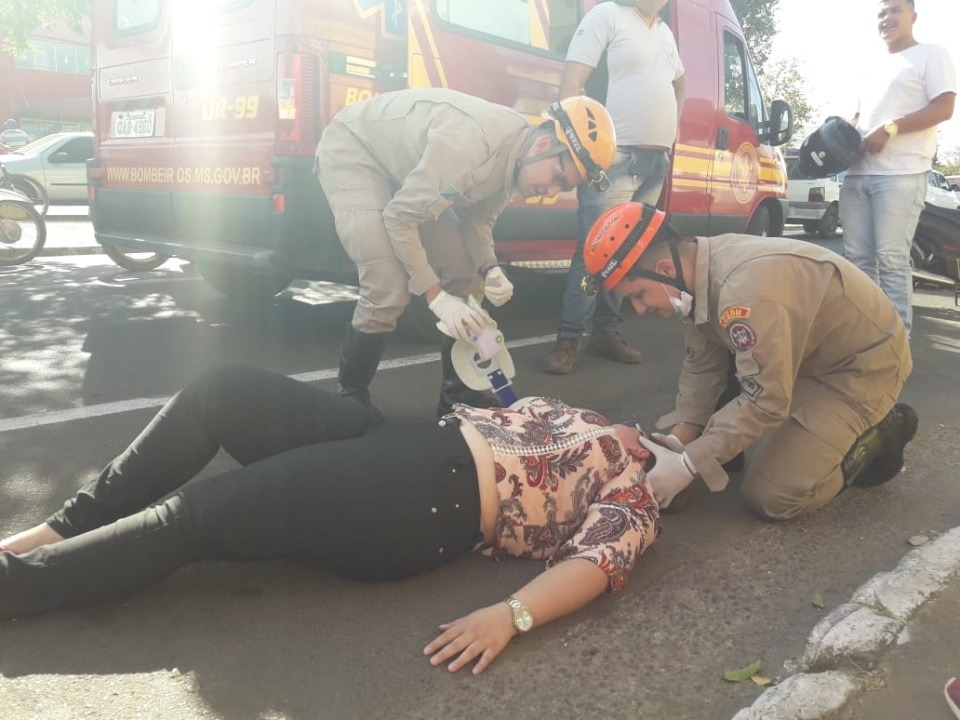Condutora de bicicleta elétrica fica ferida ao colidir contra carro parado Condutora de bicicleta elétrica fica ferida ao colidir contra carro parado