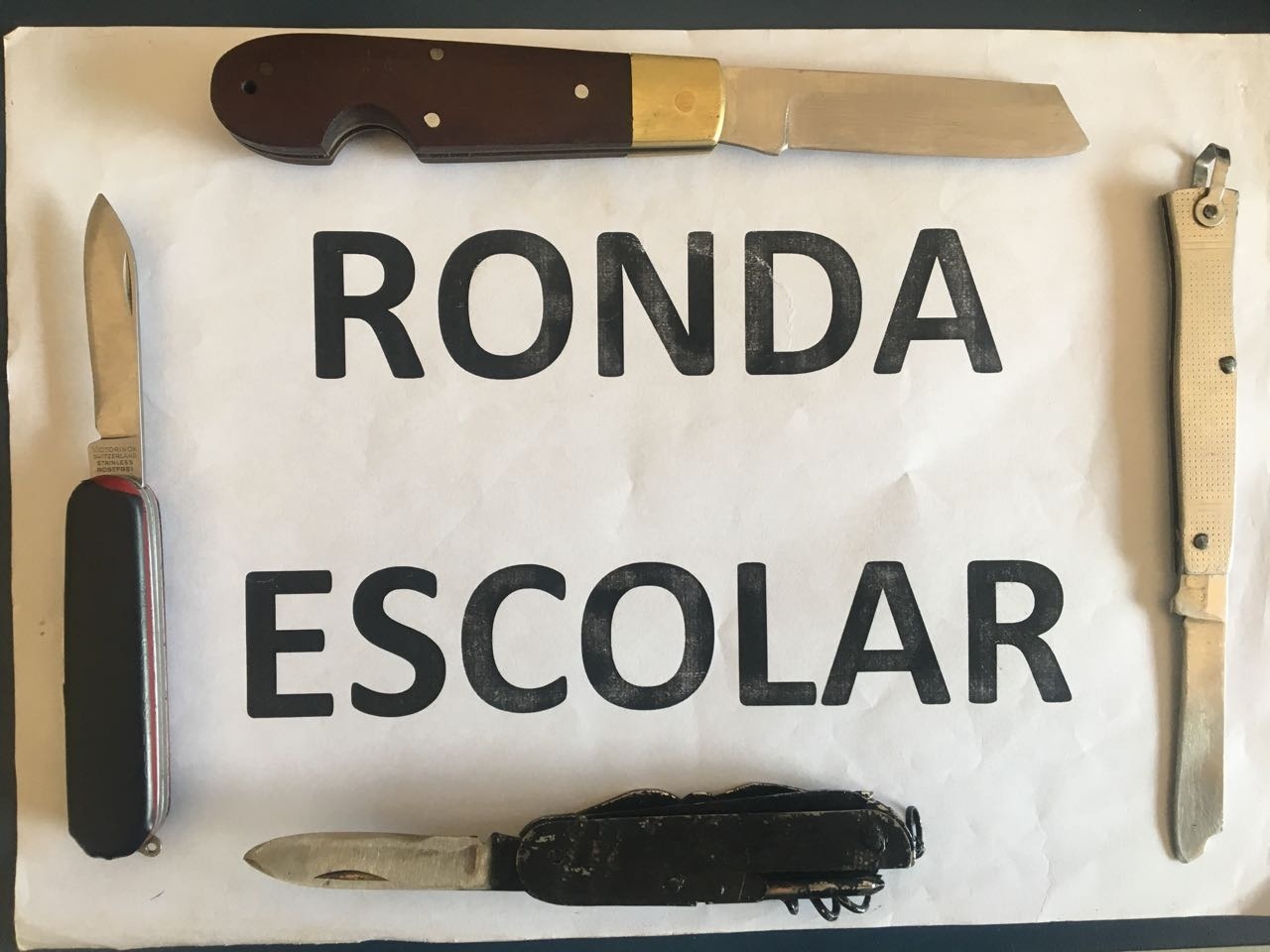 Canivetes são encontrados na bolsa de aluno de escola estadual