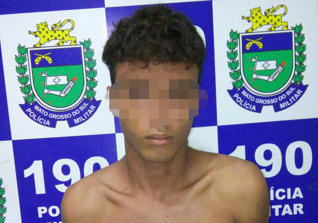 Acusado de furtar baterias agride policiais militares em ocorrência