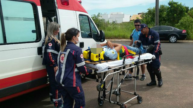 Acidente entre moto e carro deixa uma pessoa ferida no bairro Colinos Acidente entre moto e carro deixa uma pessoa ferida no bairro Colinos