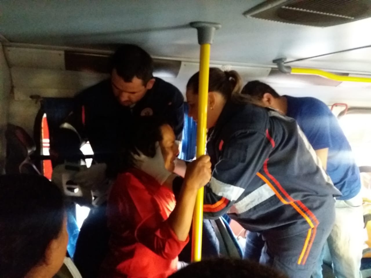 Em Três Lagoas, passageira é socorrida pelo Samu após ônibus passar por lombada