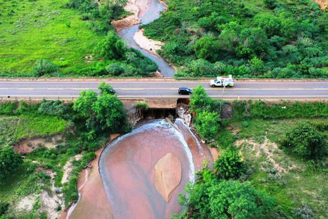 Foto aérea registra cratera na BR-262 em Três Lagoas 