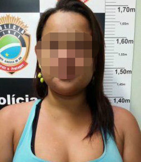 Mulher que decepou dedo de doméstica e escalpelou seu cabelo para fazer peruca é presa pela SIG Mulher que decepou dedo de doméstica e escalpelou seu cabelo para fazer peruca é presa pela SIG