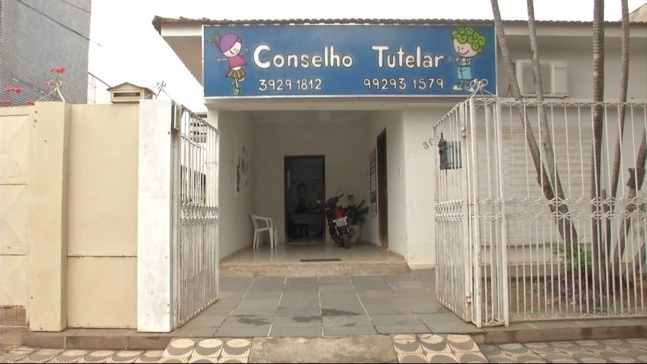 Mulher deixa criança em calçada e Conselho Tutelar é acionado