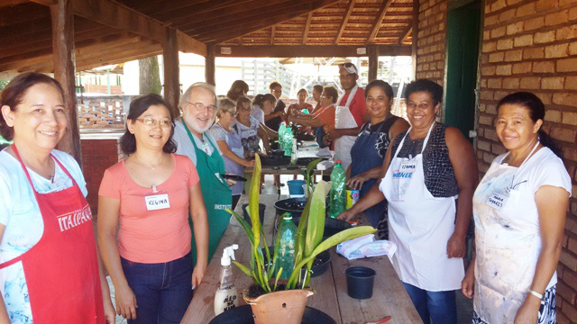Dicas de cultivo de orquídeas são passadas durante curso no Sindicato Rural