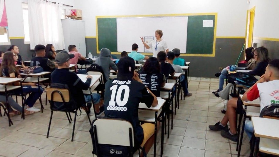 Alunos da Escola São Carlos participam de palestra sobre gravidez na adolescência